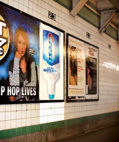 Реклама средства для отбеливания зубов Crest от Bed & Breakfast, USA