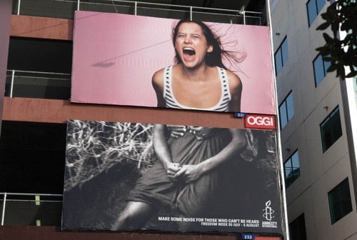 Социальная реклама от Amnesty International с использованием биллборд торговой марки OGGI