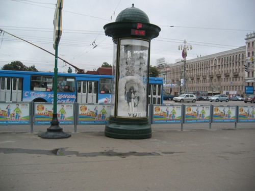 Vogue: тумбы с манекенами