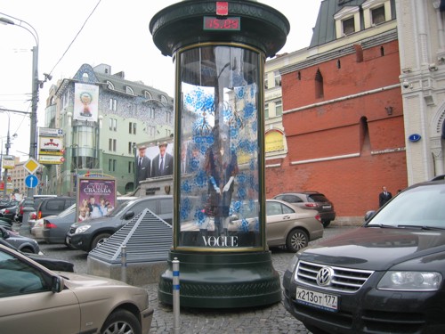 Vogue: тумбы с манекенами