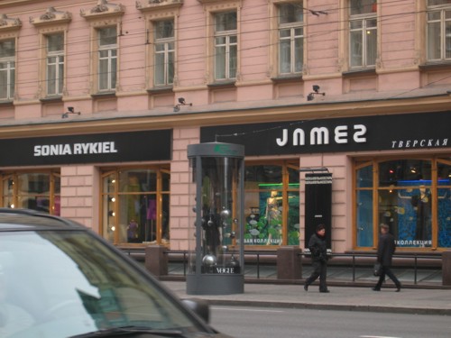 Vogue: тумбы с манекенами