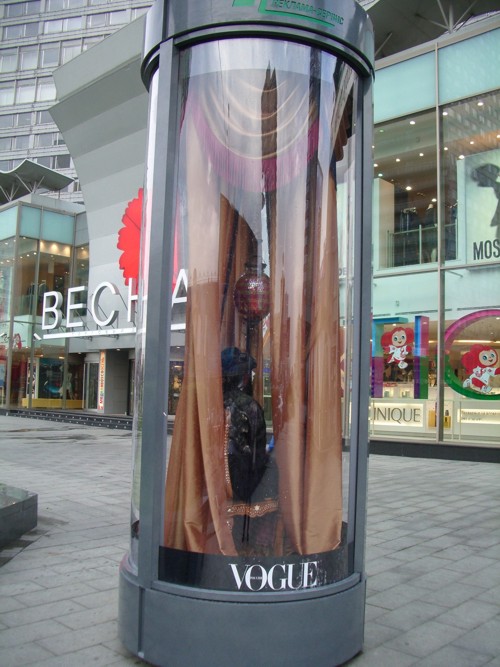 Vogue: тумбы с манекенами