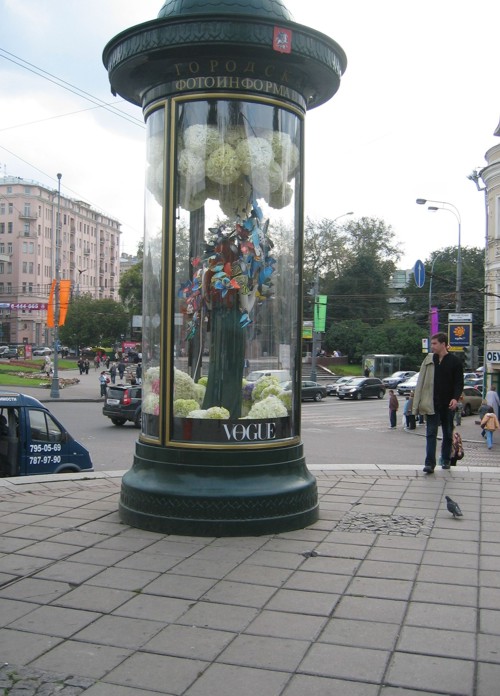 Vogue: тумбы с манекенами