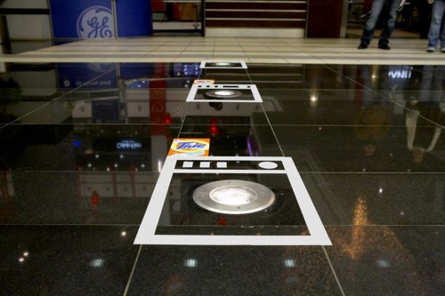 Ambient-реклама порошка Tide от Leo Burnett Moscow