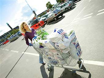 Покупательница у британского супермаркета