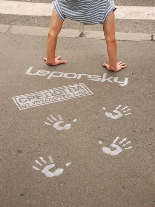 Интернет-магазин косметики Leporsky Esthetique, нога, крем, загар, асфальт, мостовая, стена, бетон, забор, отпечатки, краска