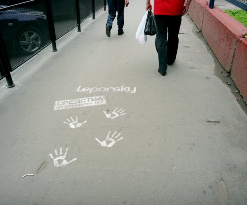 Интернет-магазин косметики Leporsky Esthetique, нога, крем, загар, асфальт, мостовая, стена, бетон, забор, отпечатки, краска