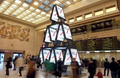 Бельгийский AXA Bank в рамках outdoor-кампании построил на железнодорожном вокзале Брюсселя карточный домик