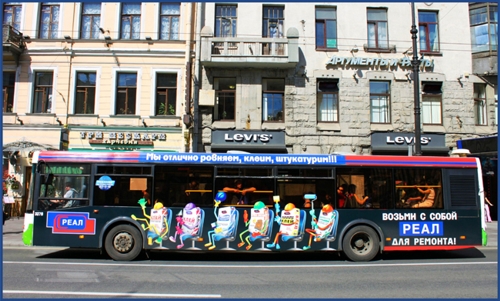 Фото оклеяного рекламой Реал автобуса