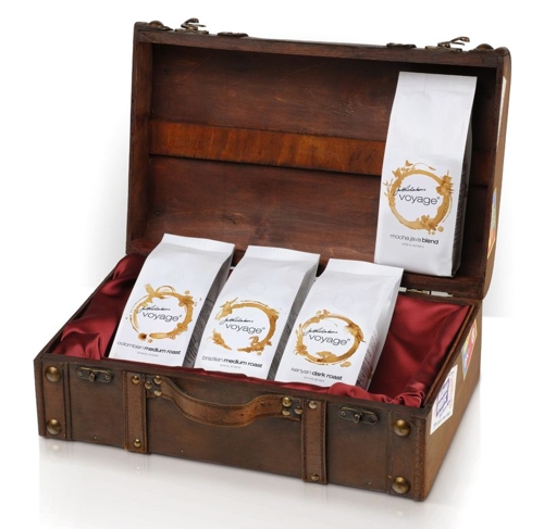 Упаковки кофк Voyage в открытом сундуке