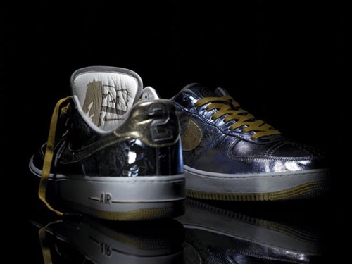 Пара кроссовок для Ладэйниана Томлинсона