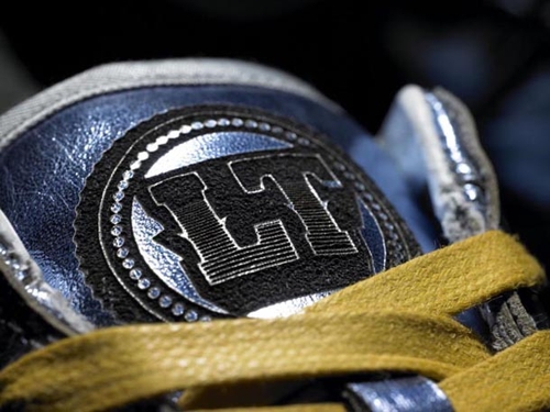 Логотип LT на кроссовках для Ладэйниана Томлинсона