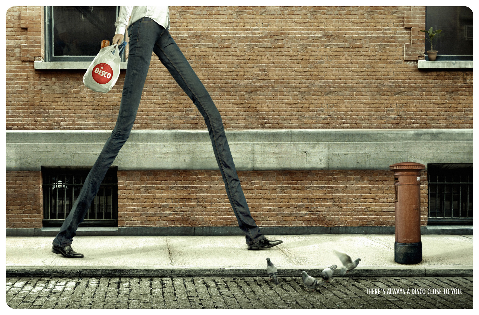 Включи игру длинные ноги. Креативная реклама. Необычная реклама одежды. Человек с длинными догами. Классная креативная реклама.