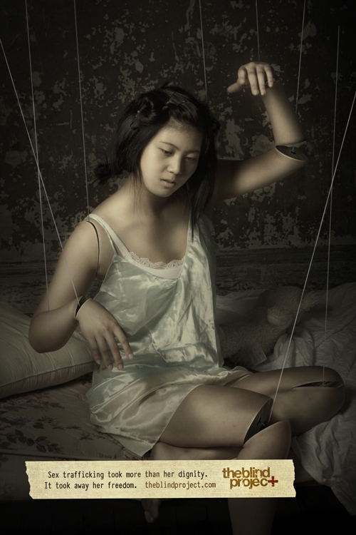 Принт рекламы благотворительной организации, борющейся с сексуальным рабством в Юго-Восточной Азии (девушка-марионетка)