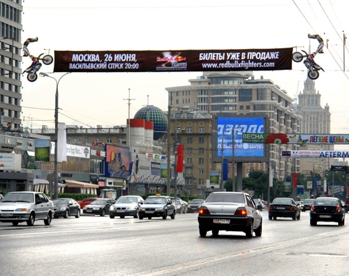 Наружная реклама Red Bull X-Fighters, трюки на перетяжках