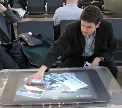 рекламные столы в лондонском аэропорту JCDecaux Airport для часового бренда TAG Hauer