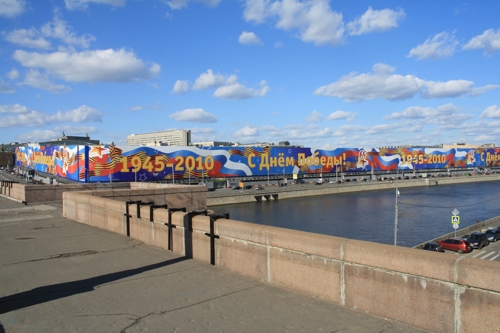 LBL растянули праздничные полотна на Красной площади