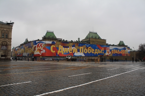 LBL растянули праздничные полотна на Красной площади