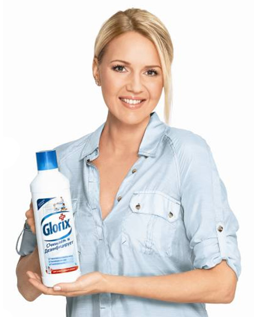 Реклама чистящего средства. Реклама моющего средства. Девушка рекламирует средство. Девушка рекламирующая моющее средство.