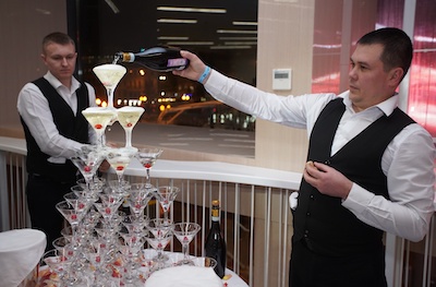 За 15 минут до приёма гостей большая пирамида рассыпалась, подтвердив тренд на минимализм