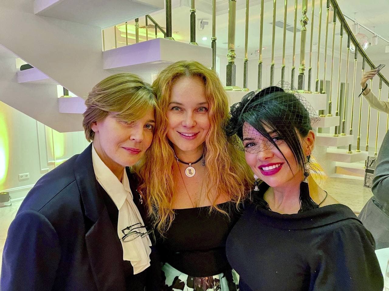 Елена Решетова, АКАР; Яна Менчук; Виктория Инкелес, Sostav