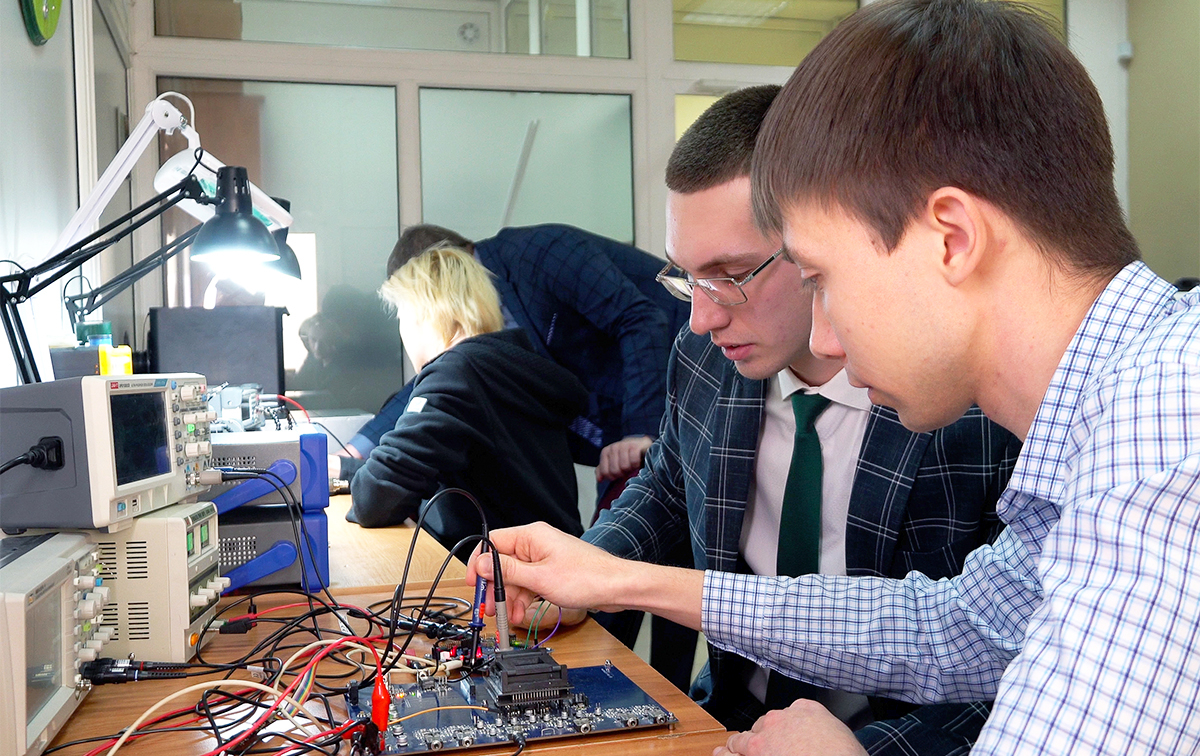 Студенты изучают изделия НИИЭТ