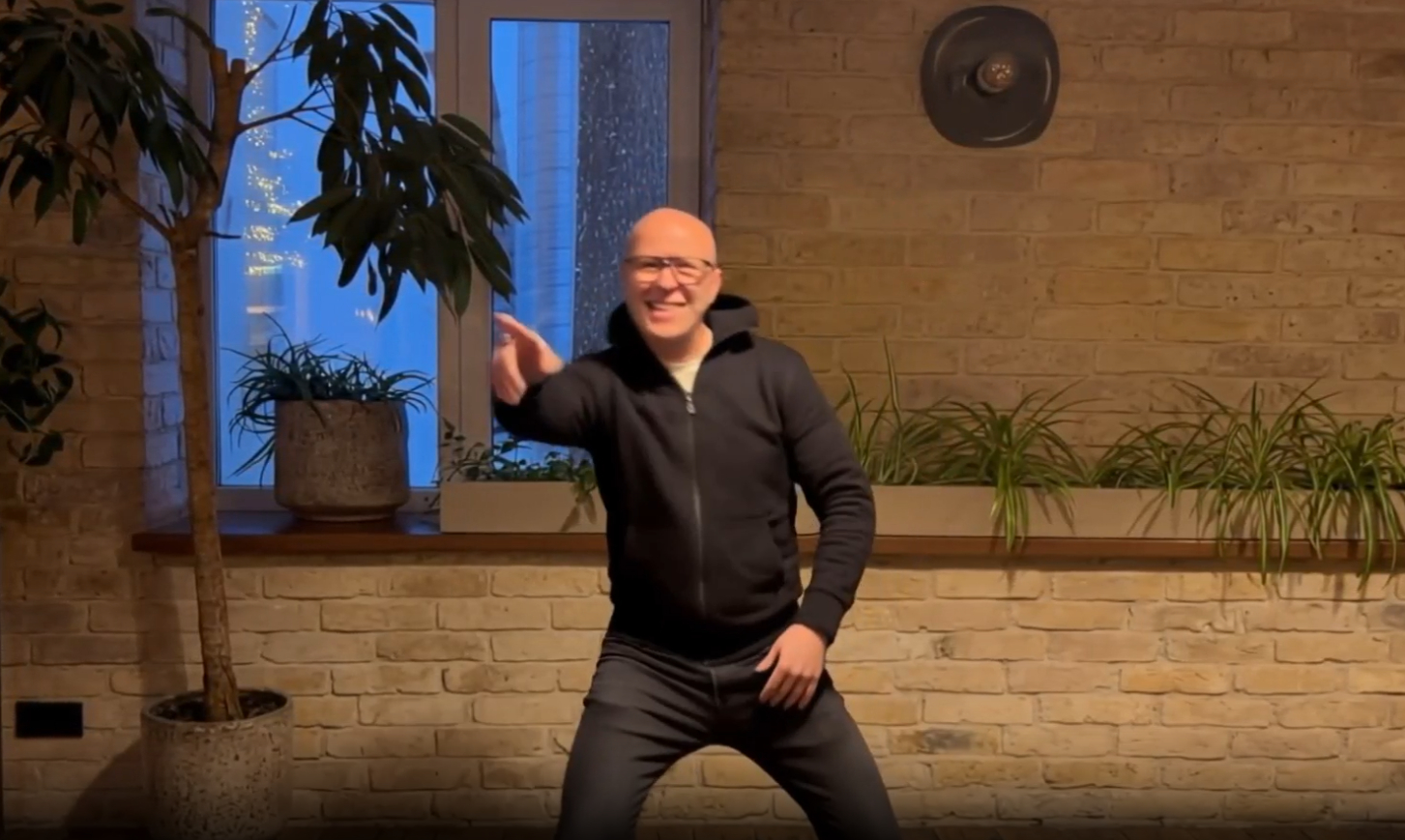 Тыкай на картинку или на текст ниже