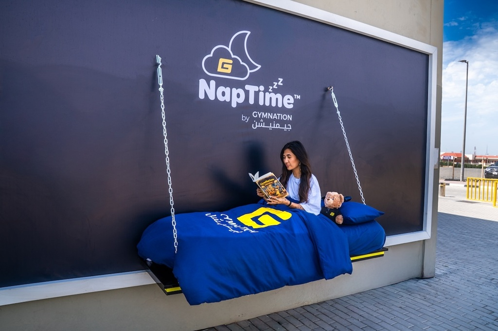 В Дубае появился билборд с настоящей кроватью