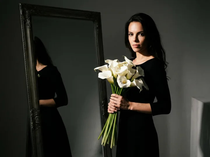 Молодая девушка с букетом калл