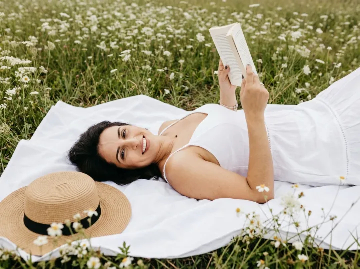 Весенняя фотосессия на траве в белом платье