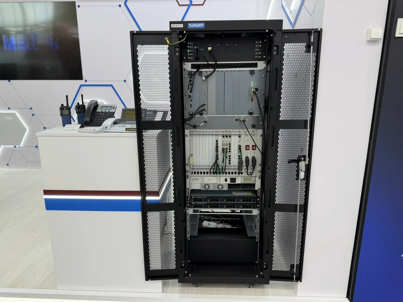 «Росэл» (входит в «Ростех») запустил серийный выпуск усовершенствованной линейки профессиональных TETRA-радиостанций.