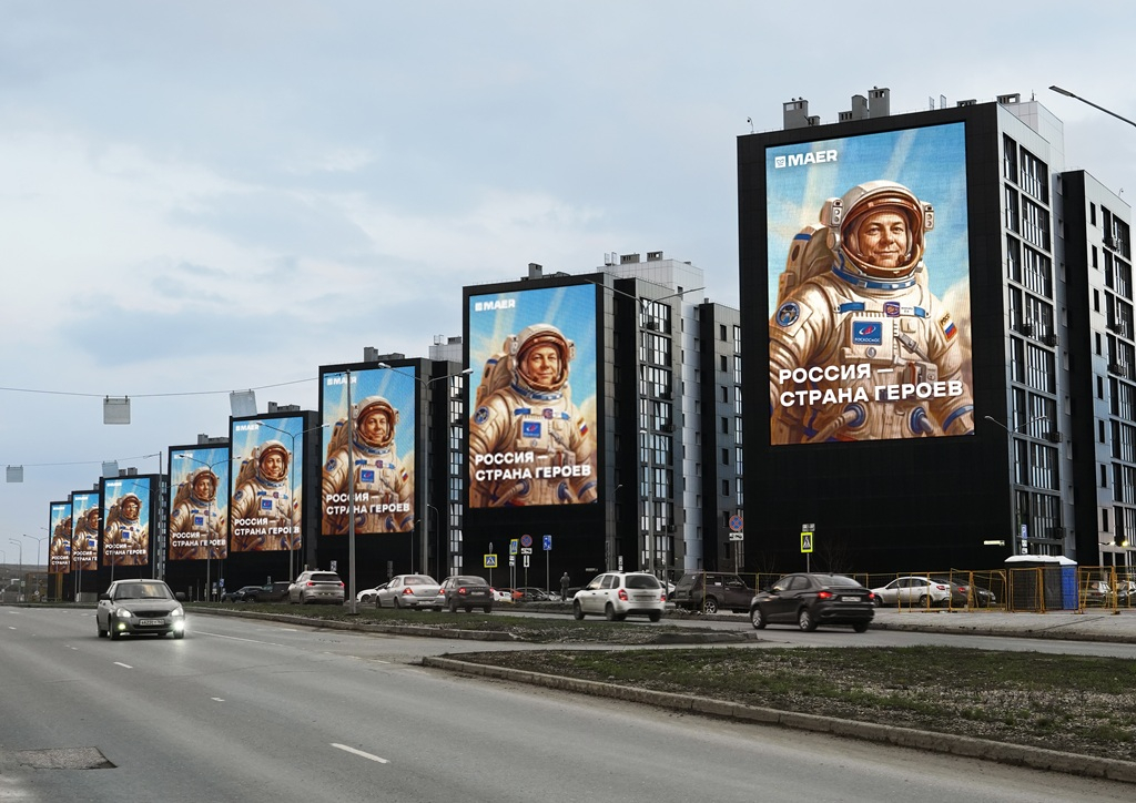 «Космос — это не фантастика»: как медиа и уличные экраны возвращают нам звёзды