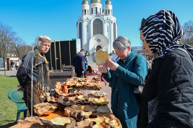 Задача было - познакомить детей и взрослых с традициями Пасхи с уважением, красиво и интересно.
