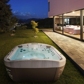 Коллекции Jacuzzi выстроены по нарастанию комфорта: J200&nbsp;—&nbsp;простой и надёжный старт, J300 — персонализированный массаж, J400 — простор и эргономика, J500 — максимум технологий и умного управления. В каждой линейке — фирменный гидромассаж PowerPro и продуманная очистка воды. Подберите вариант под свой ритм: для спокойного отдыха, семейных встреч или полноценного домашнего спа‑опыта.