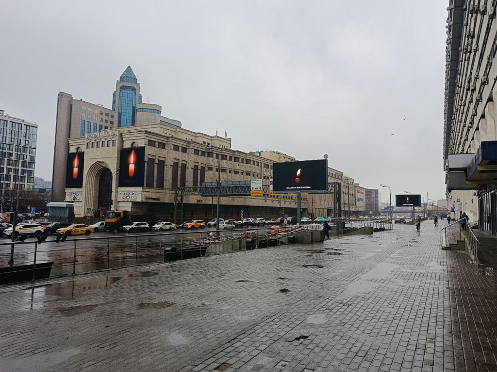 На экранах в Москве и регионах ночью с 22 на 23 марта начата трансляция контента, посвященного пострадавшим при теракте.