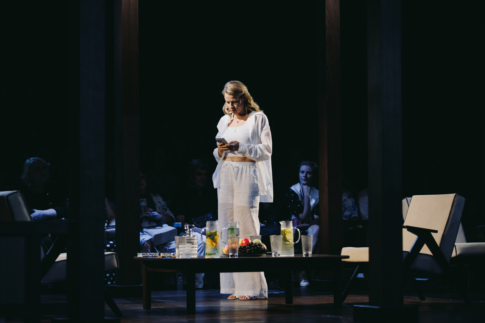 Актеры спектакля «Дачники на Бали» – сцена иммерсивной постановки