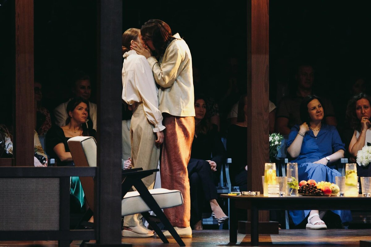 Кадр из спектакля «Дачники на Бали» – современная интерпретация Горького