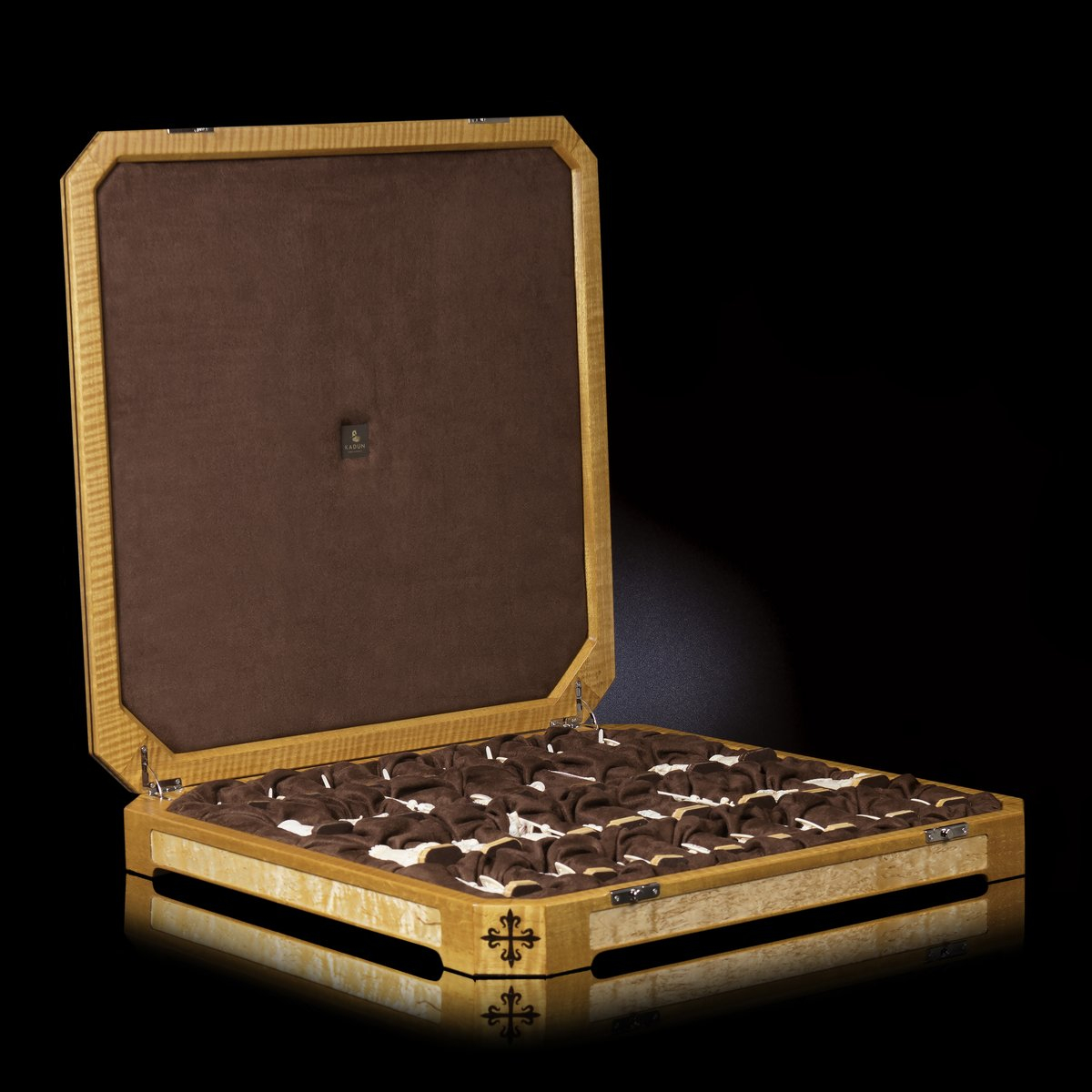 Доска-ларец с ложементом для хранения фигур