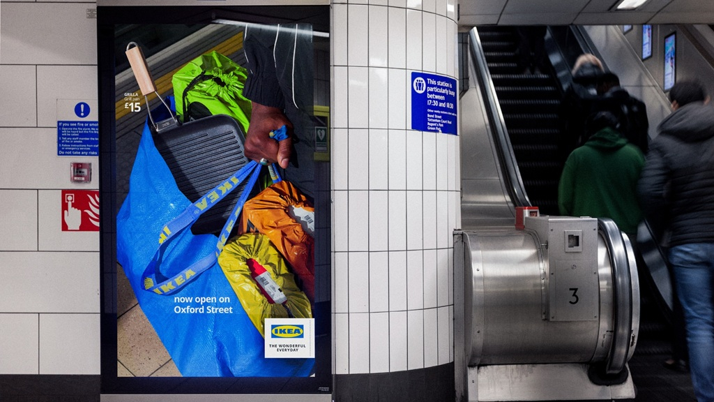 Сумки IKEA «заполонили» центральную улицу Лондона