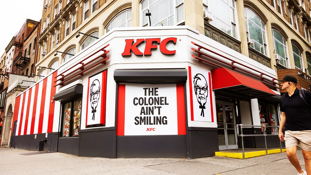 KFC изменил выражение лица полковника Сандерса