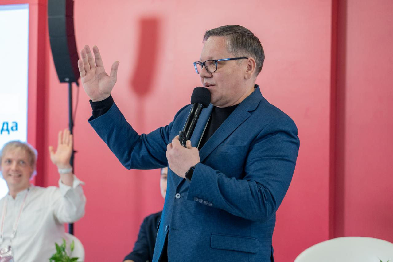 Евгений Жагалтаев в прошлом — медиаменеджер и ведущий, генпродюсер Национальной сети радиовещания, экс-продюсер Comedy Club, провел в радиоэфире 8,5 тыс. часов