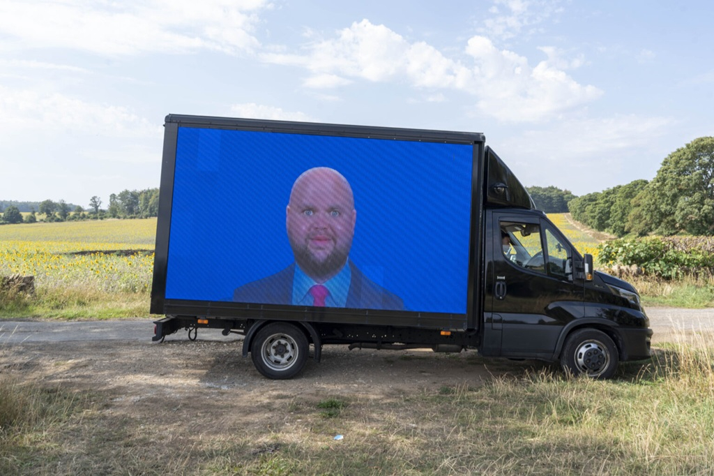 За Джей Ди Вэнсом в английской глубинке следовал фургон с мемами