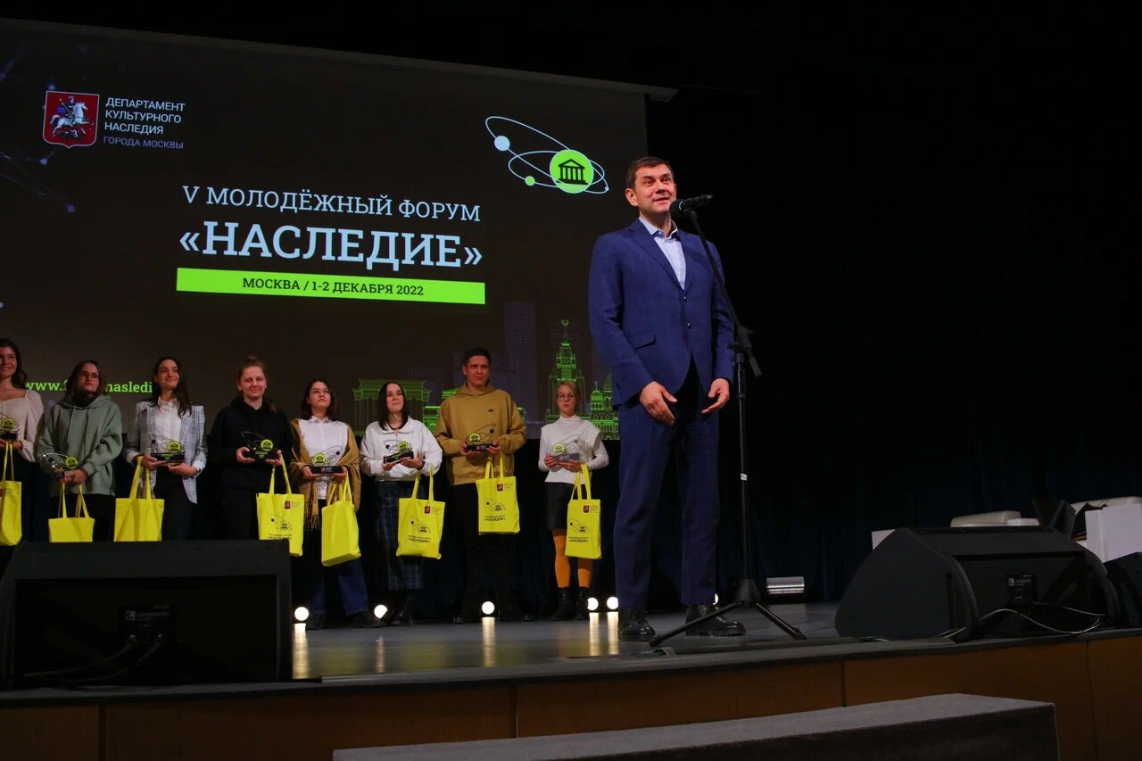 Комплекты раздатки в руках у участников Молодёжного форума «Наследие» от LIFE PRINT