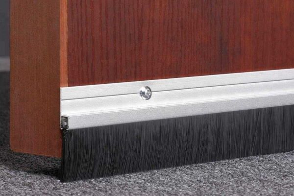 Рейтинг щеточных уплотнителей для межкомнатных дверей в офис и квартиру