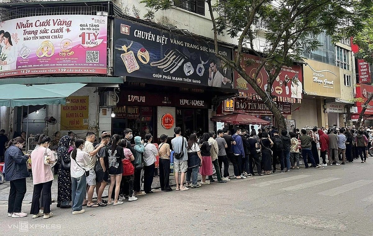 Очередь за ювелирными изделиями во Вьетнаме.