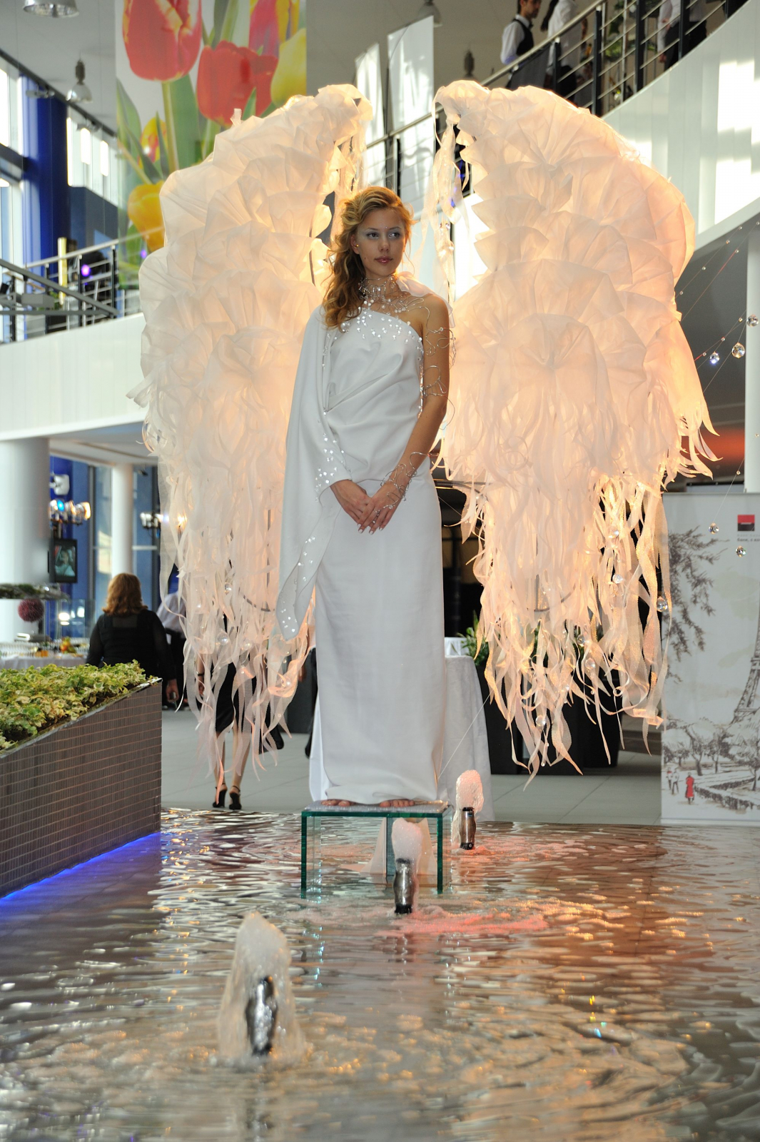 Образ ангела на презентации премиального авто