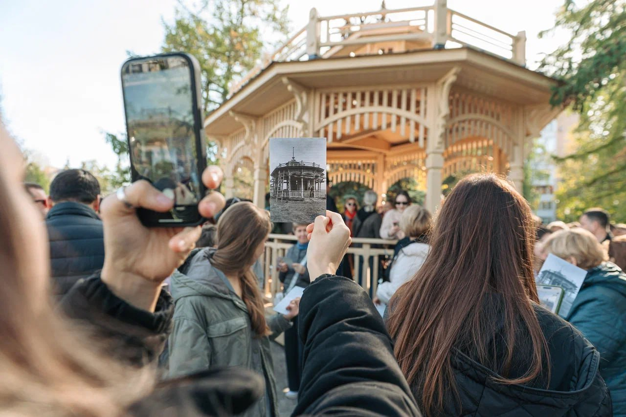 Чайная беседка, Фуксовский сад в Казани. Создана и установлена силами волонтеров проекта «Том Сойер Фест» и компании «ТЭКОРЕСУРС»