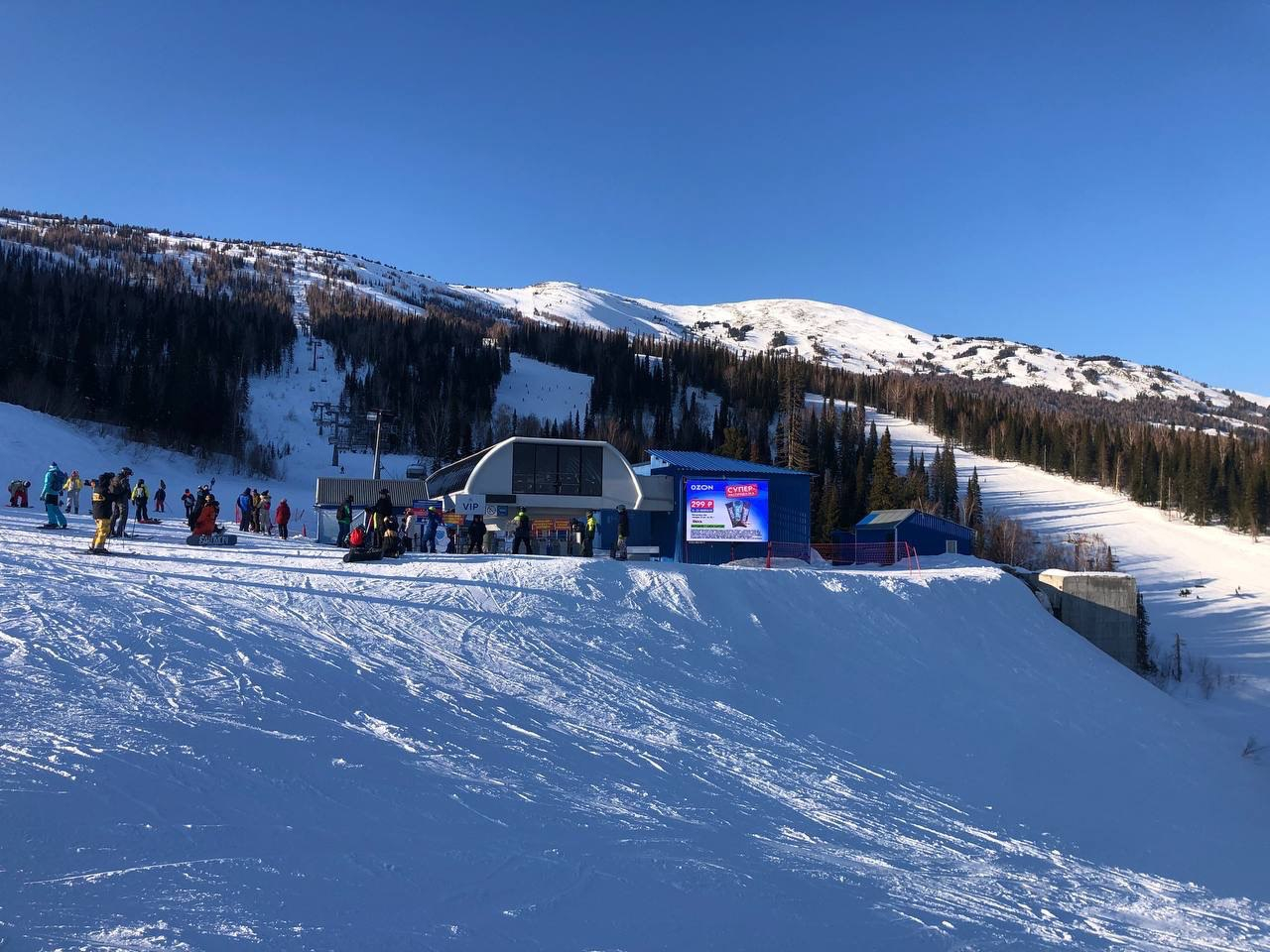 Экраны на горе Зеленой в Шерегеше