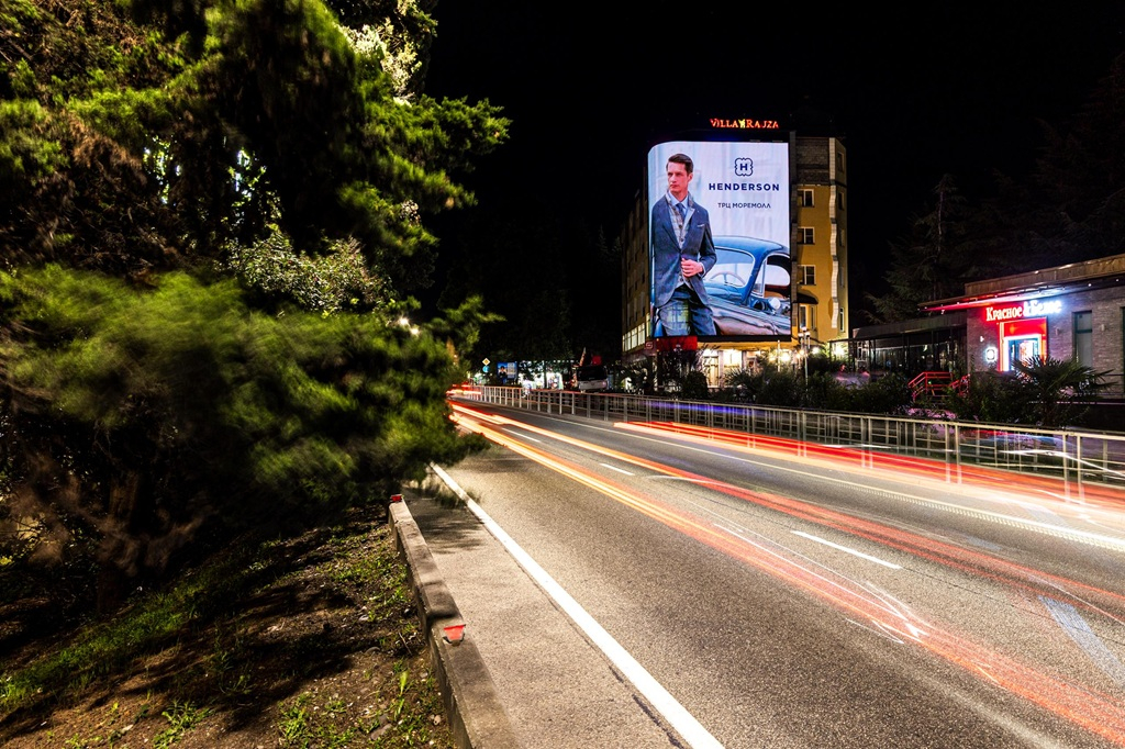 Медиафасад расположен вдоль единственной трассы, соединяющей центр Сочи с аэропортом, федеральной территорией «Сириус» и горными курортами Красная Поляна, Роза Хутор и Газпром Поляна.