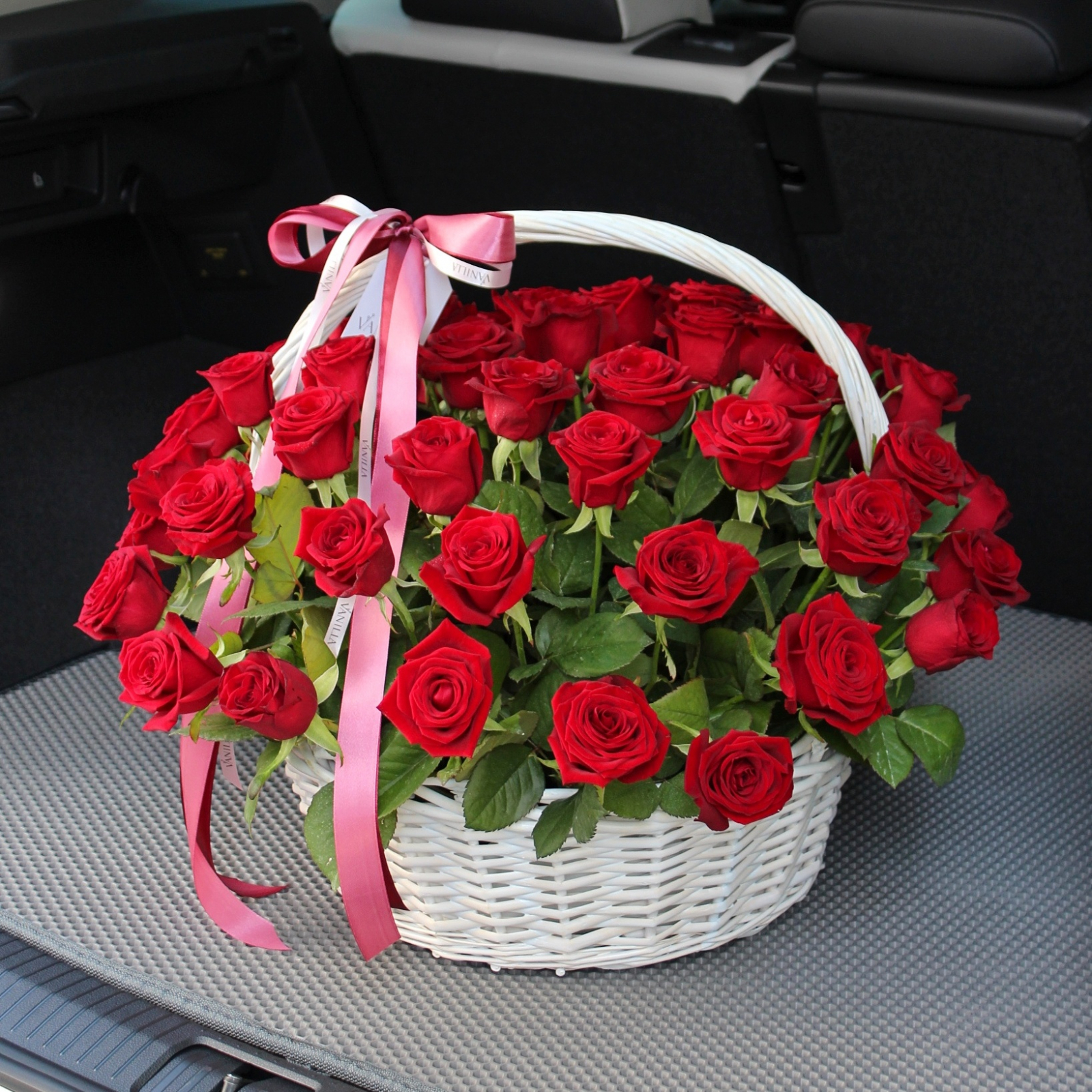 Роза в корзине